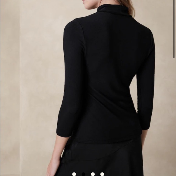 Luxe Mock Neck t shirt Banana Republic Factory - Picture 4 of 4